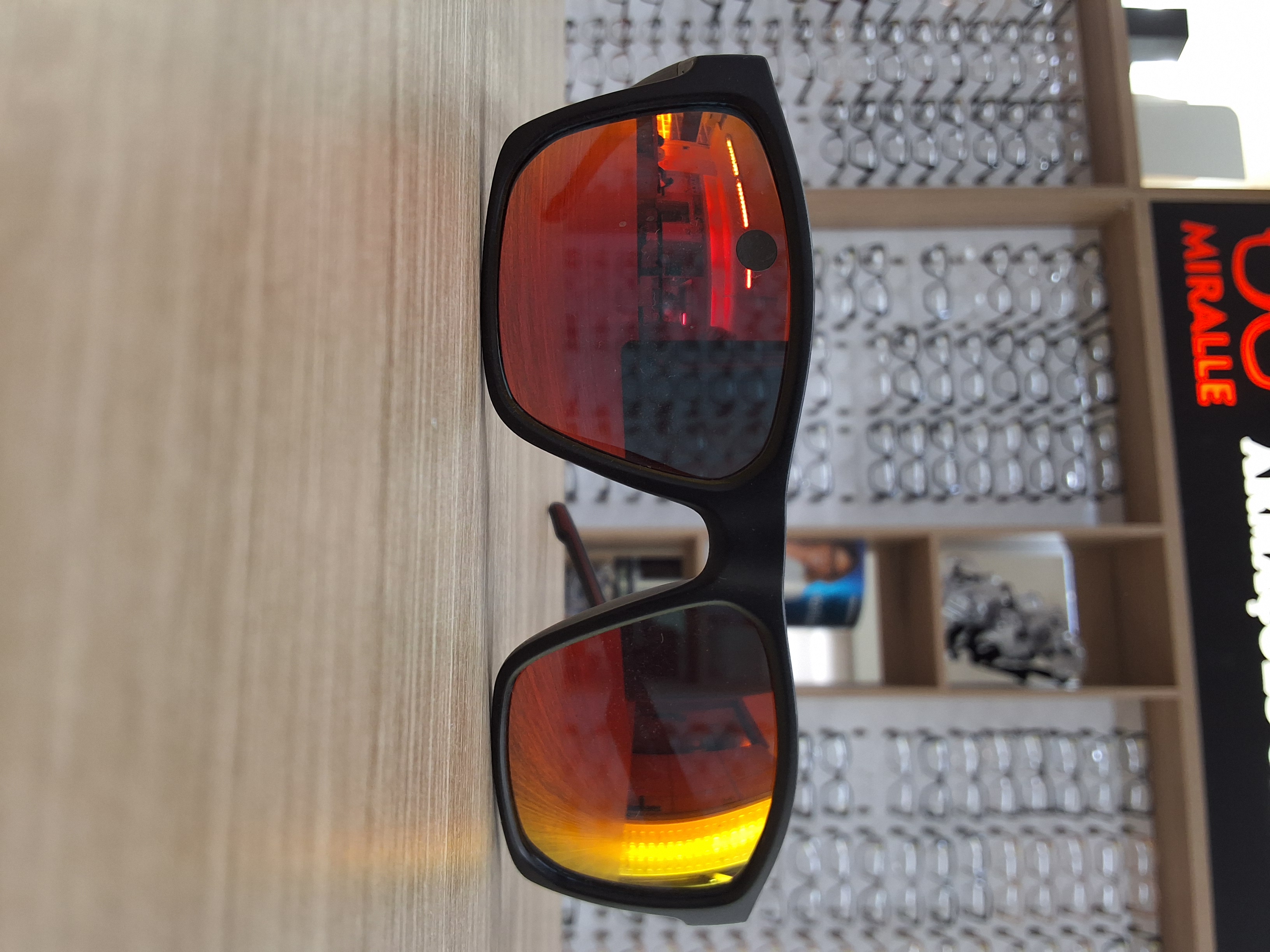 Óculos de Sol Masculino Preto com Lente Espelhada Vermelho Rubi — Óculos Atacado Optico