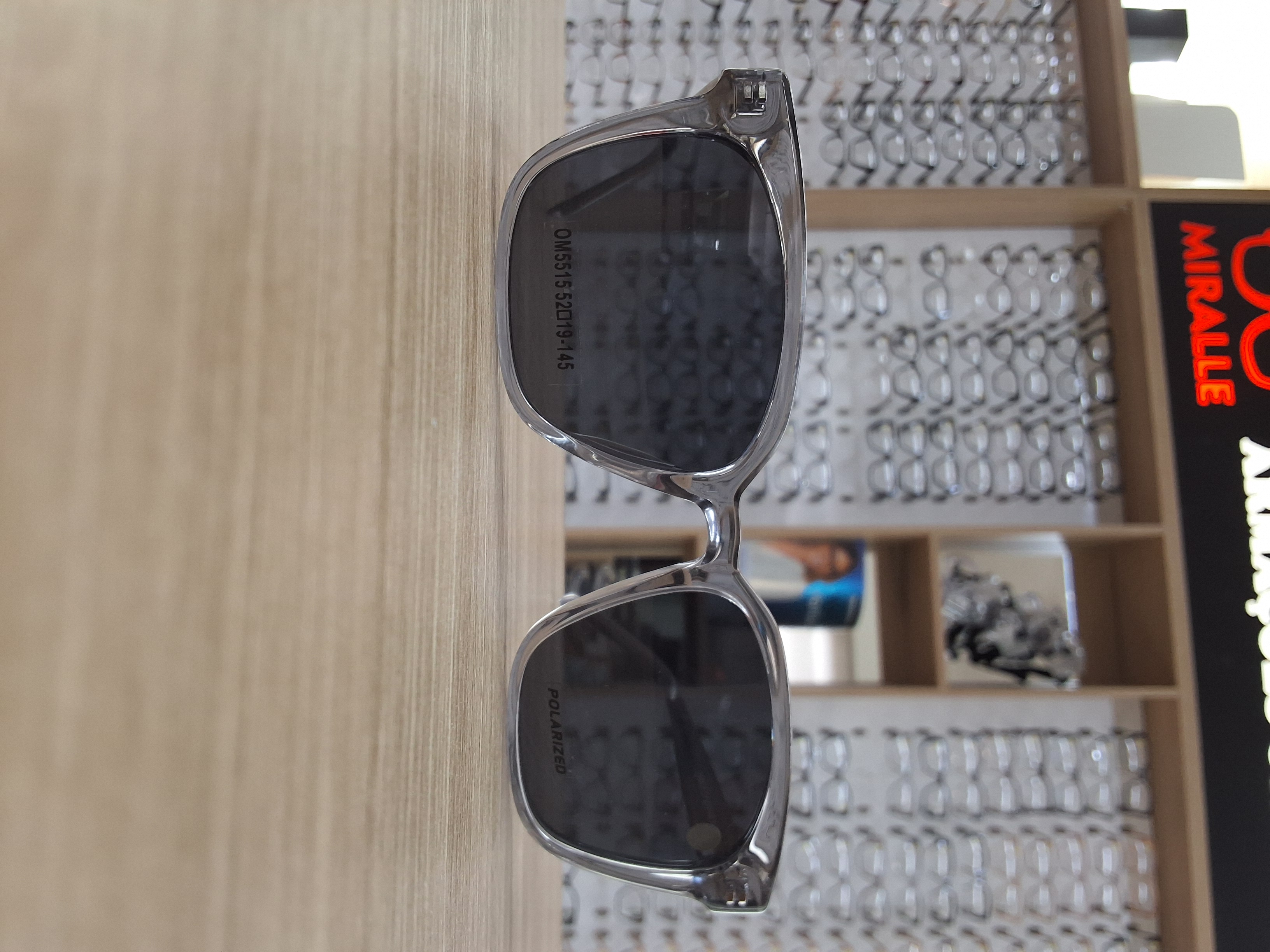 Óculos Solar Polarizado OM5515 C2 Cristal Fumê com Lentes Fumê e Proteção UV400 — Óculos Atacado Optico
