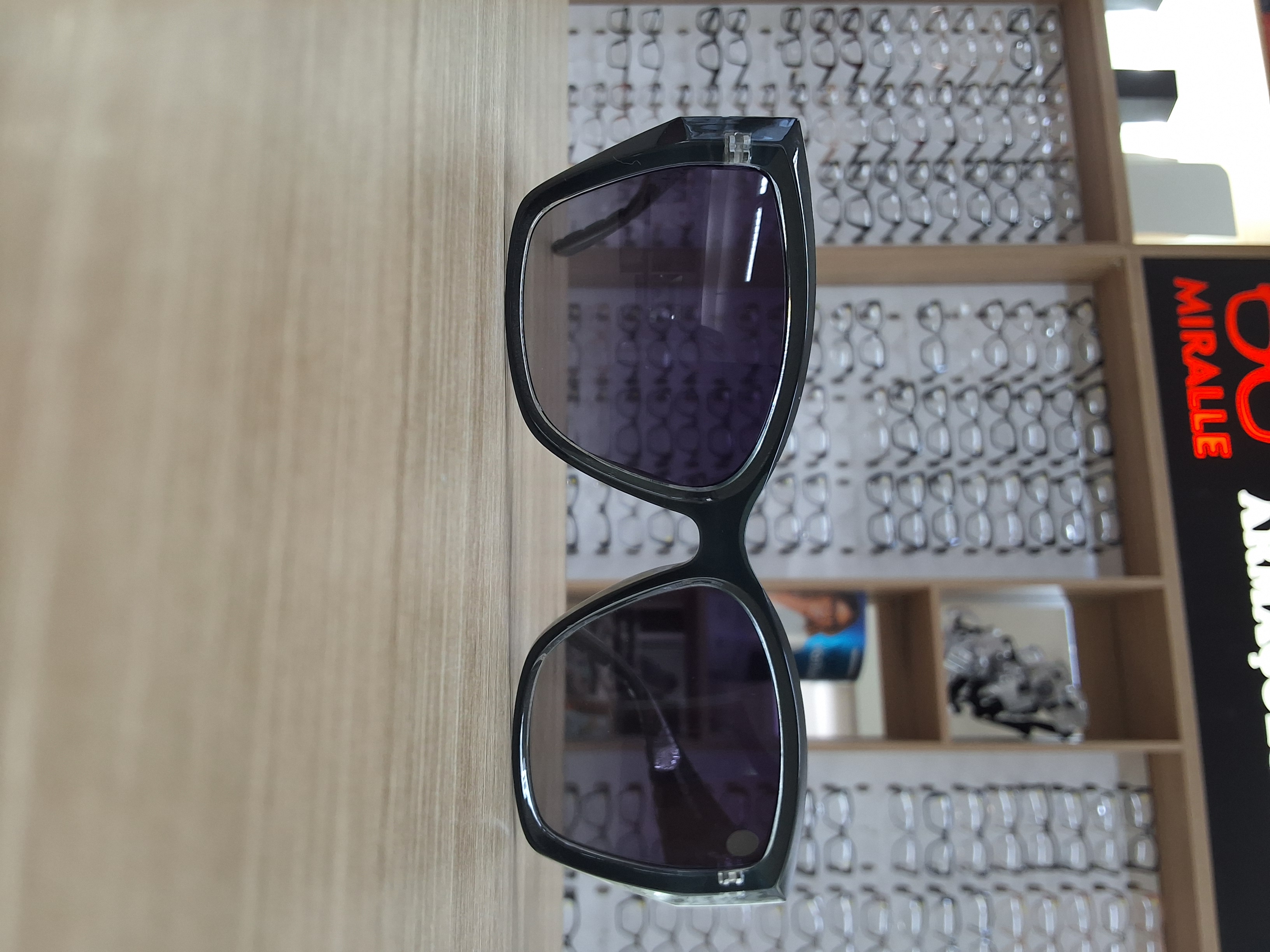 Óculos Solar Feminino Quadrado Preto com Haste Texturizada Miralle Diamond Black — Óculos Atacado Optico