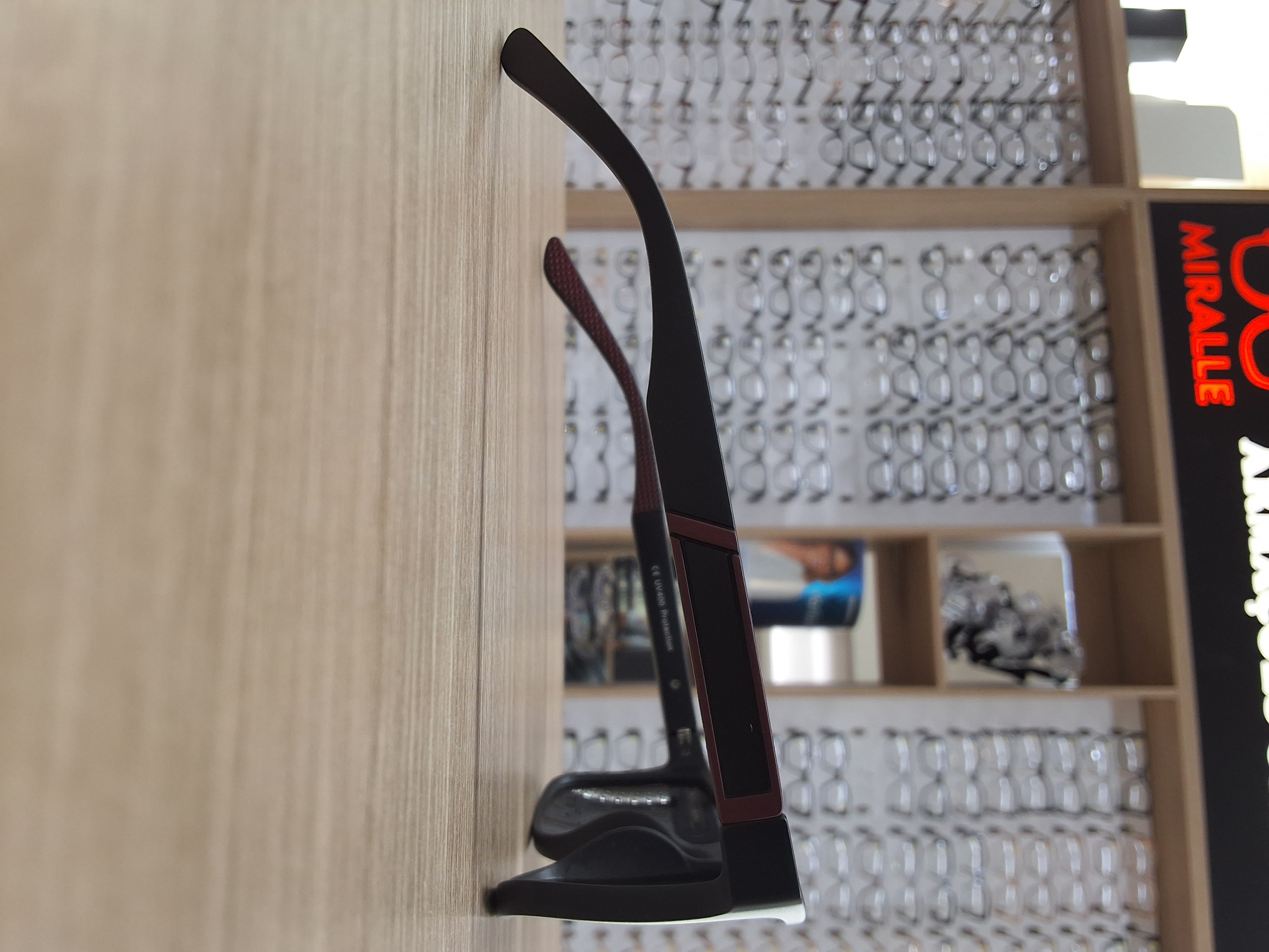 Óculos Solar Masculino Retangular Preto Fosco com Detalhes Bordeaux UV400 — Óculos Atacado Optico