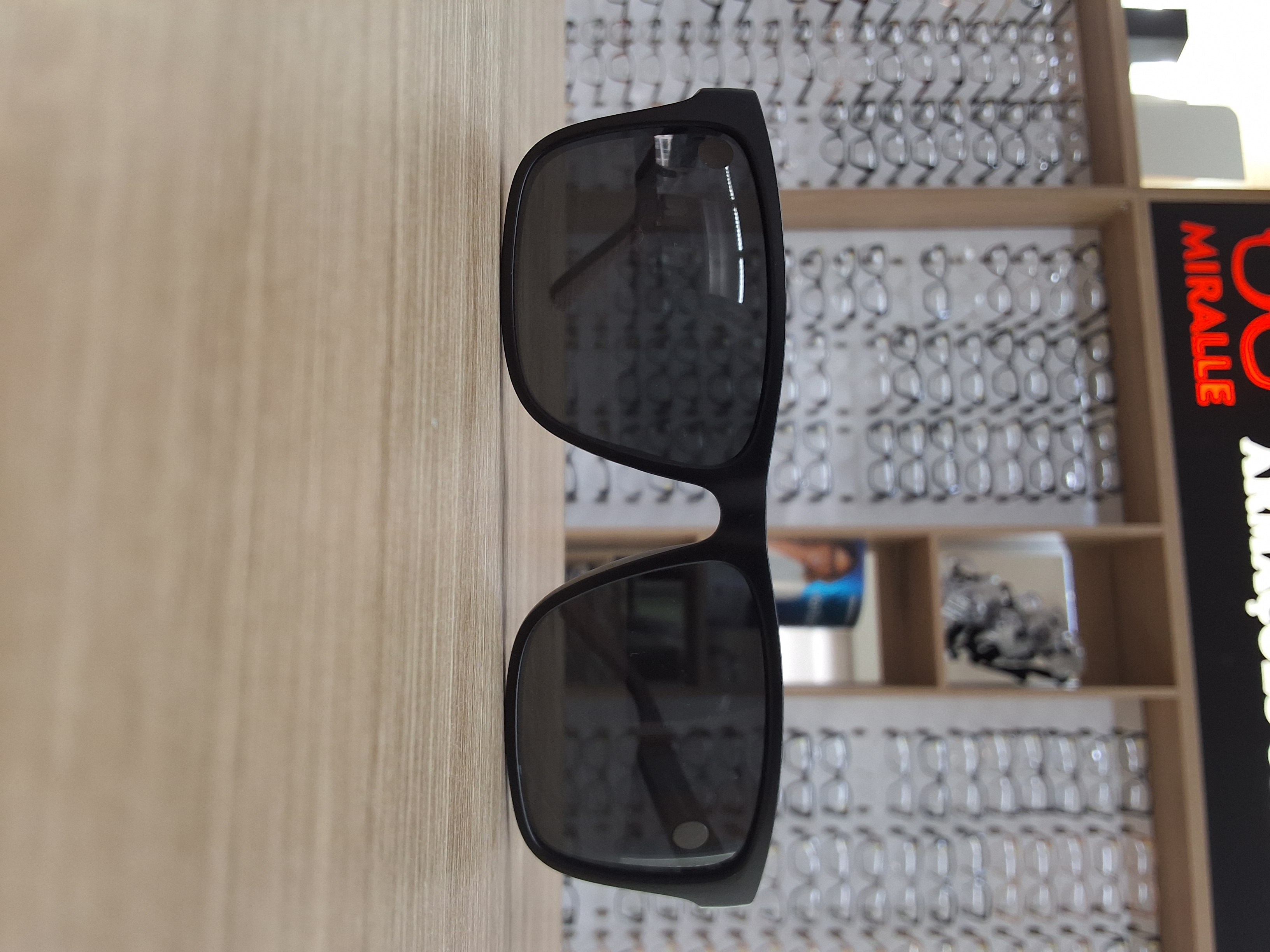 Óculos Solar Masculino Retangular Preto Fosco com Detalhes Bordeaux UV400 — foto 2 — Óculos Atacado Optico