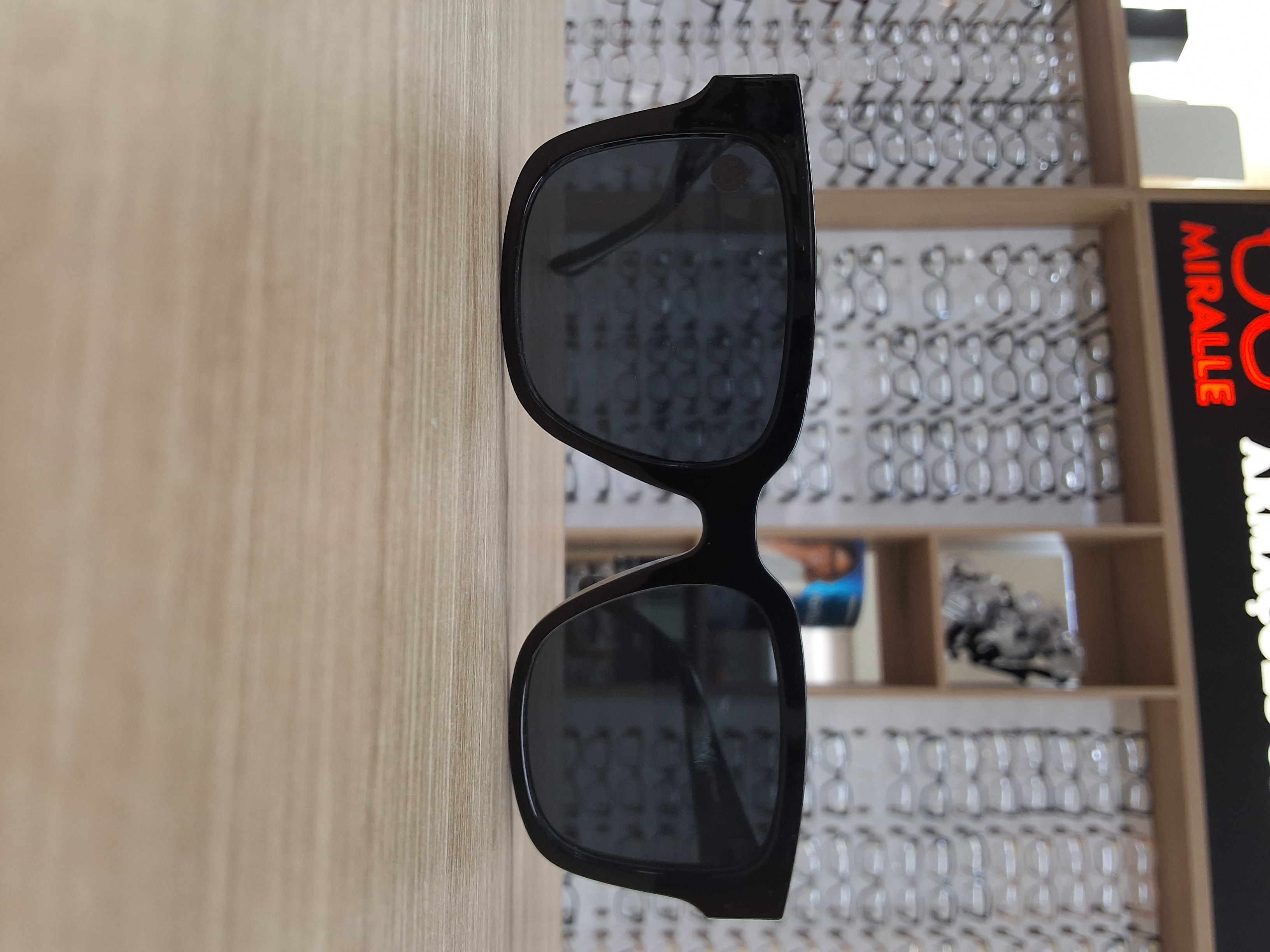 Óculos Solar Feminino Quadrado Preto com Detalhe Metálico e Proteção UV400 — Óculos Atacado Optico