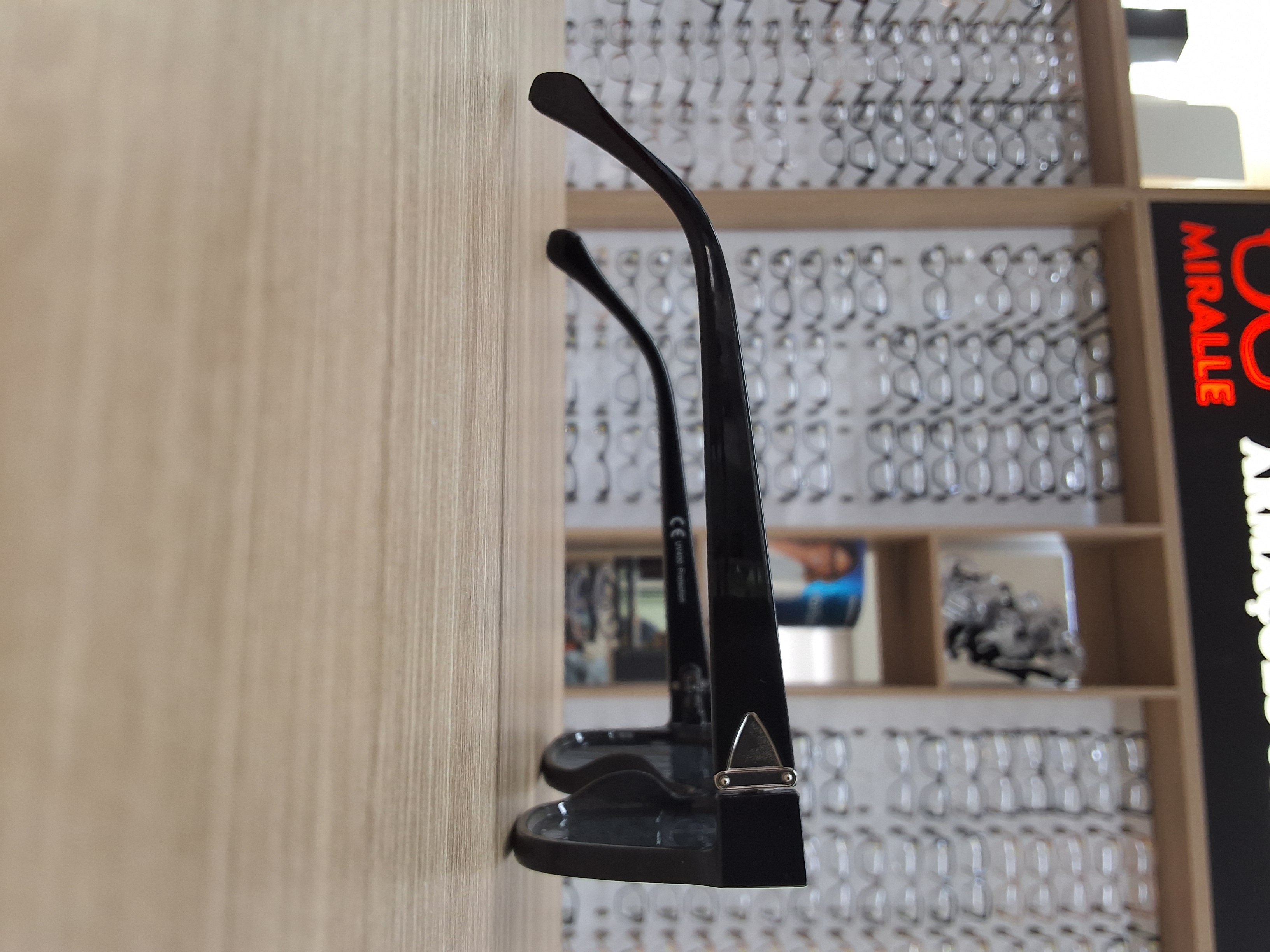 Óculos Solar Feminino Quadrado Preto com Detalhe Metálico e Proteção UV400 — foto 2 — Óculos Atacado Optico