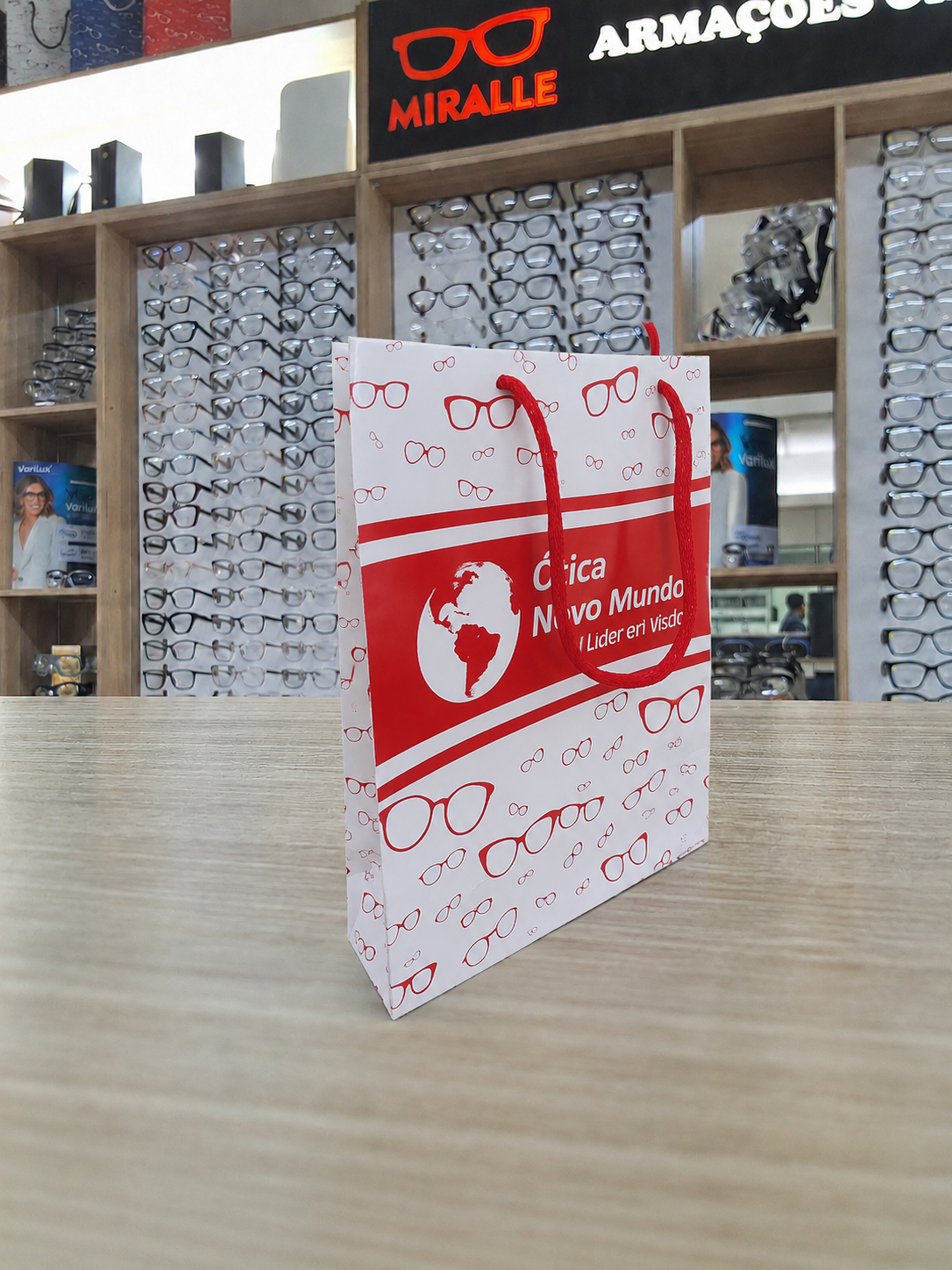 Sacola de Papel Laminada 150grs Tam. 18x22x9 — Insumos Atacado Optico