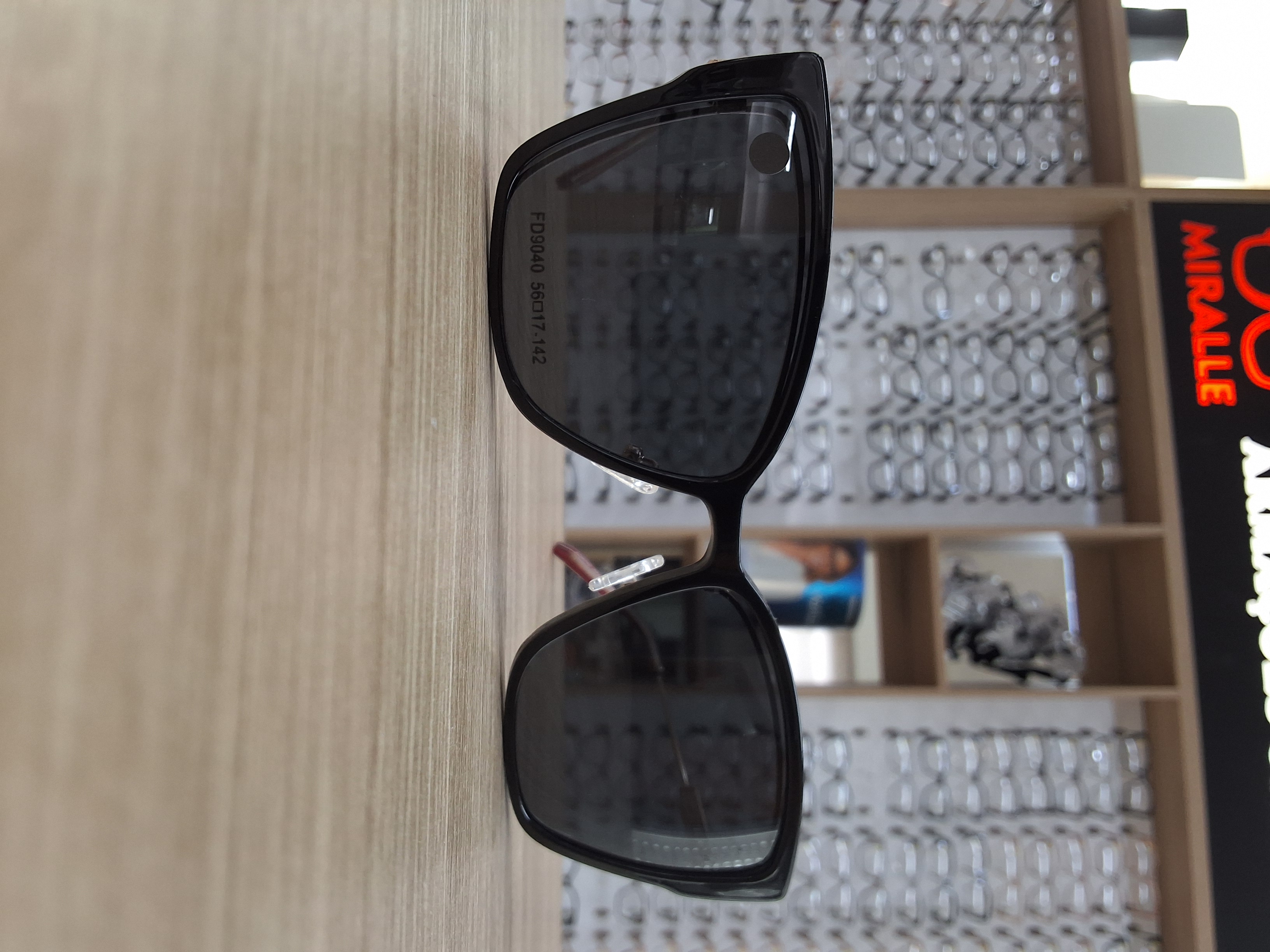 Óculos de Sol Feminino FD9040 Preto com Hastes Metálicas — Óculos Atacado Optico