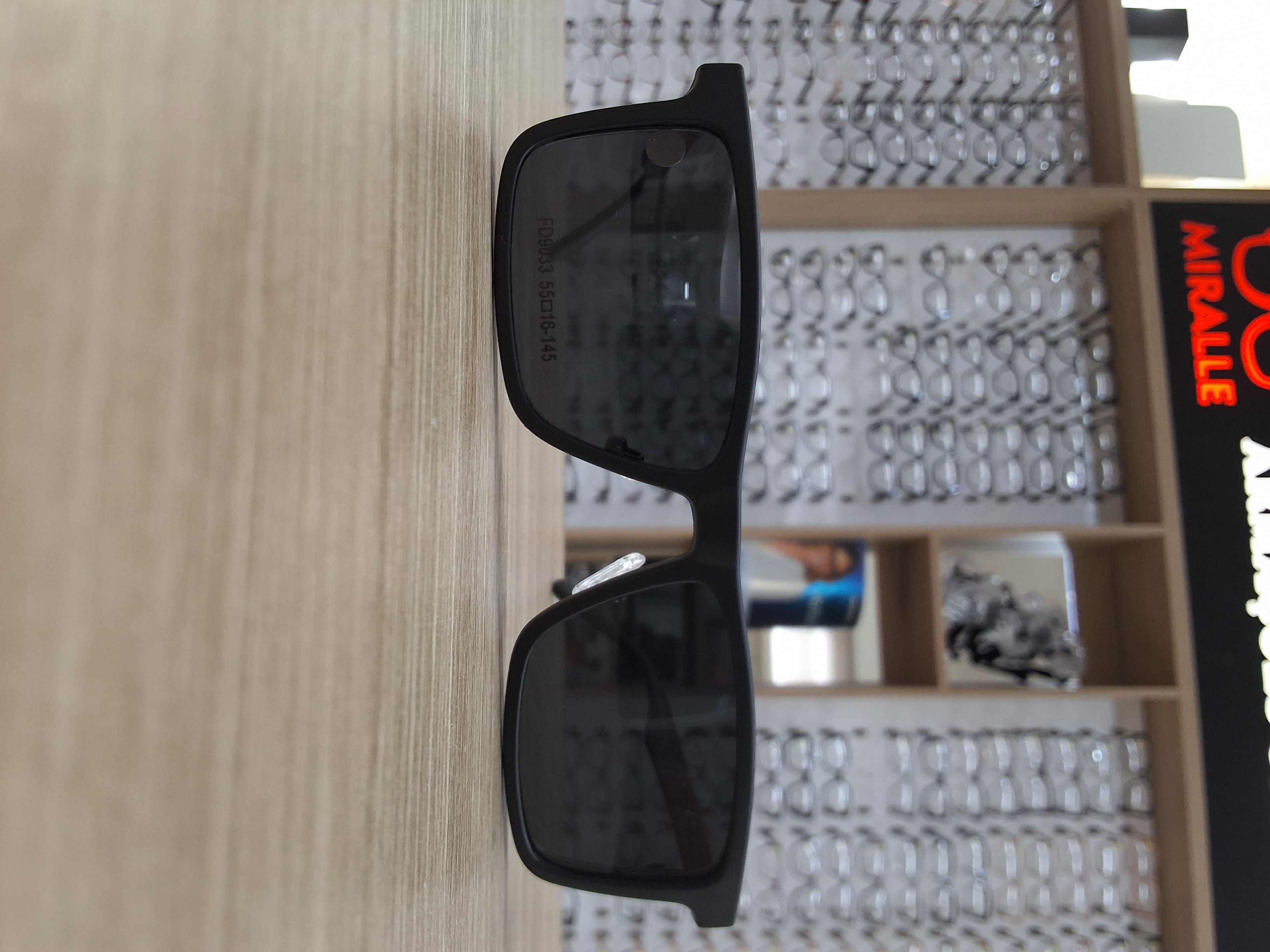 Óculos de Sol Masculino FD9033 Preto Fosco com Haste Vermelha — foto 2 — Óculos Atacado Optico