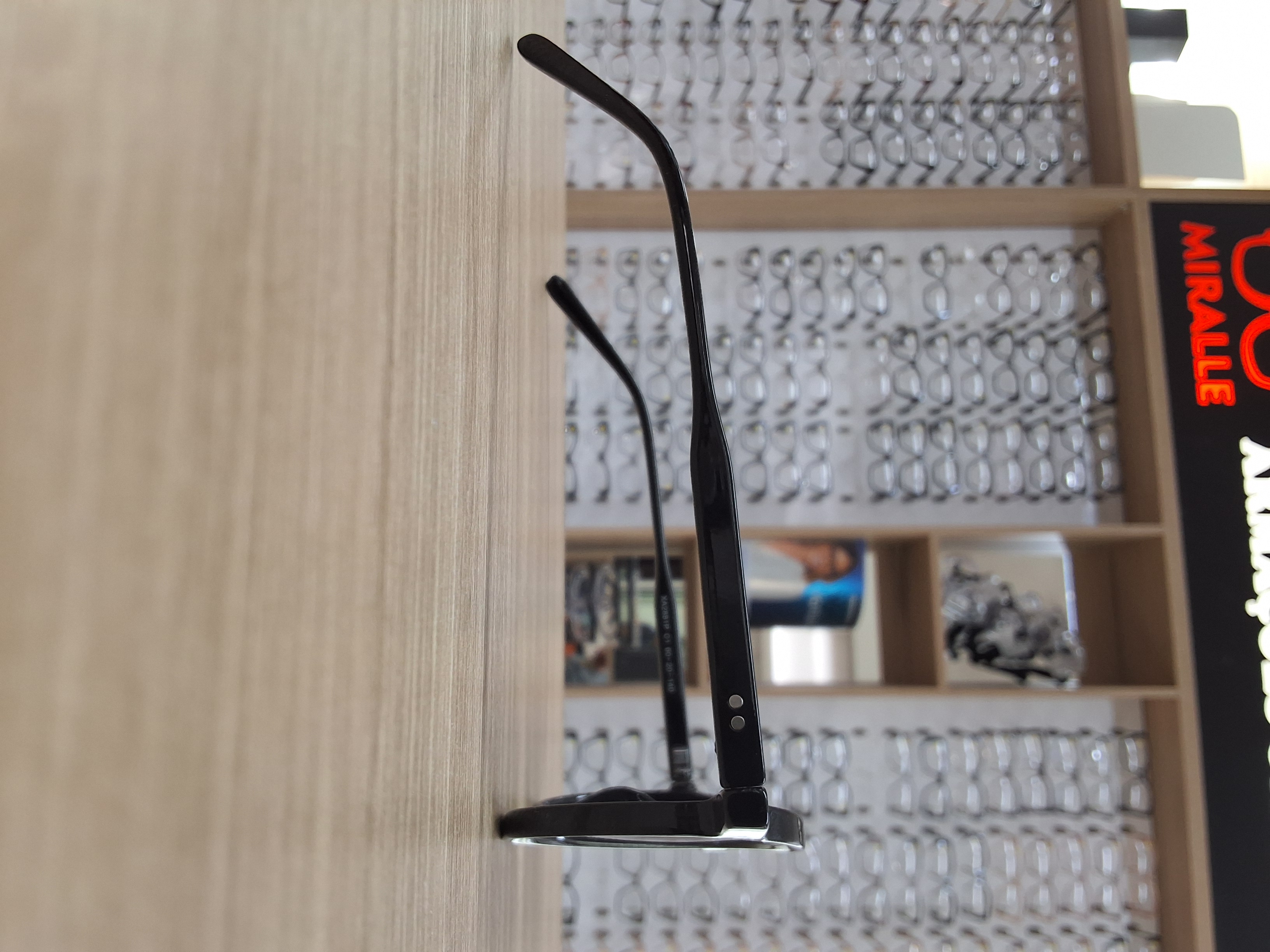 Óculos Solar Unissex WA811P C1 Preto com Lentes Fumê — foto 2 — Óculos Atacado Optico
