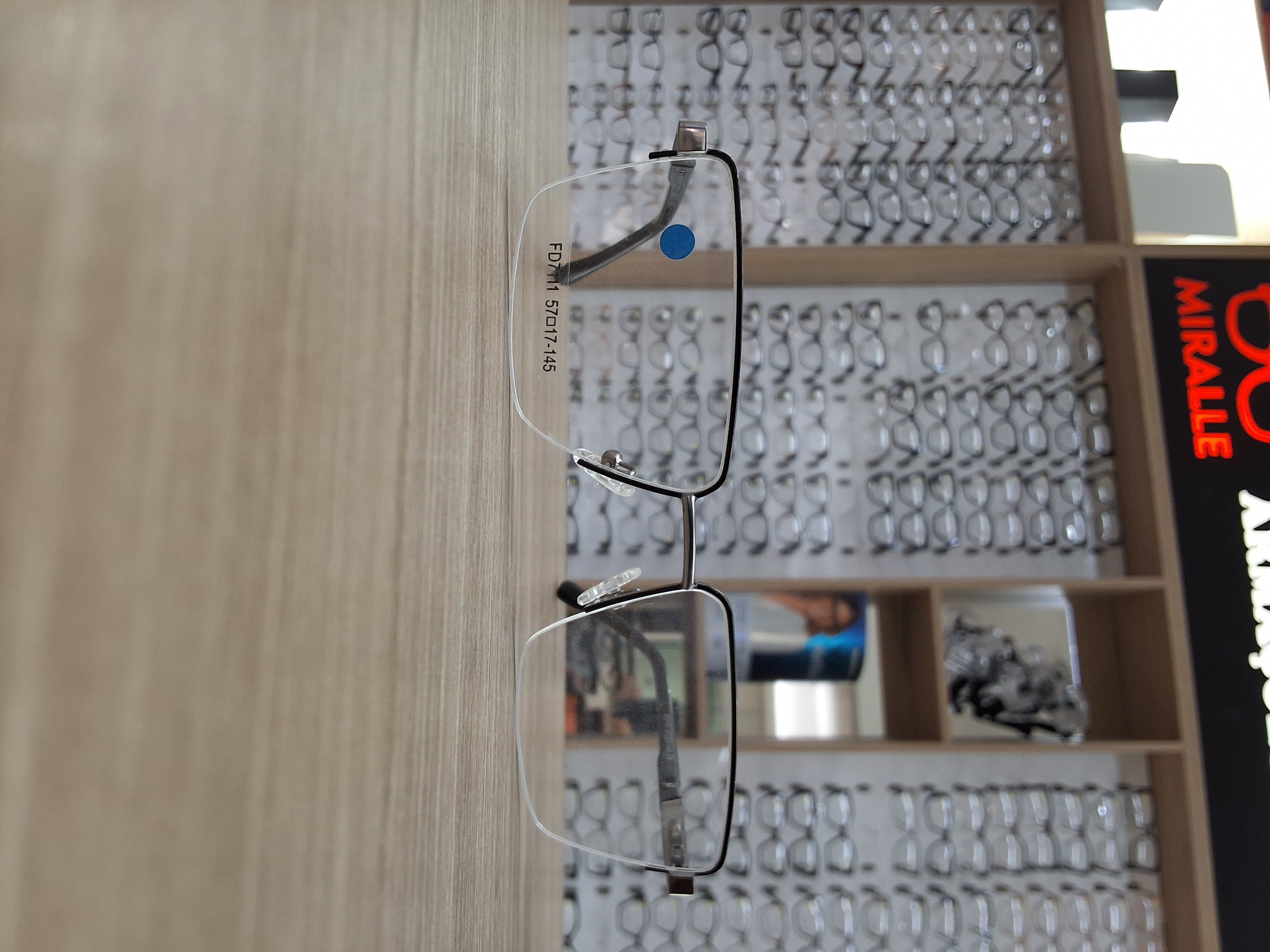 Armação de Grau Fiorenza Titanium Executive Retangular Sem Aro Masculina — foto 2 — Óculos Atacado Optico